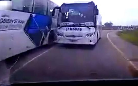 Clip ô tô chở công nhân Samsung Việt Nam chạy nhanh và ẩu kinh hoàng