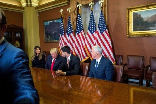 Ông Trump xem xét lại Obamacare sau lời kêu gọi của ông Obama