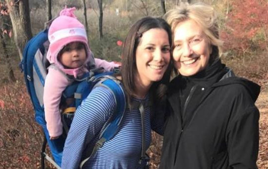 Thất cử, bà Clinton cùng chồng vào rừng, lảng tránh truyền thông