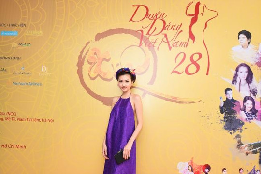 'Nữ hoàng sắc đẹp toàn cầu' Ngọc Duyên gợi cảm tại họp báo Duyên dáng Việt Nam 28