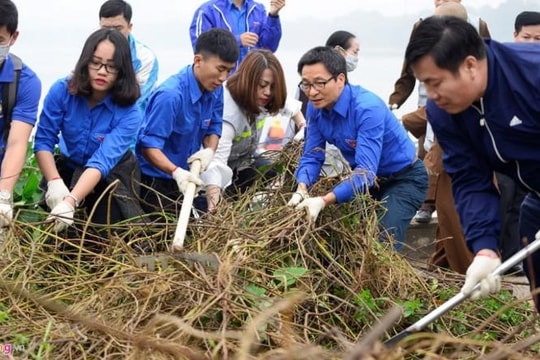 Phó thủ tướng Vũ Đức Đam dành nửa ngày cùng bạn trẻ dọn rác