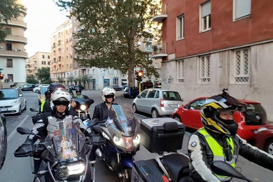 'Tay chơi' người Việt rong ruổi 21 ngày ở châu Âu bằng moto tự lái