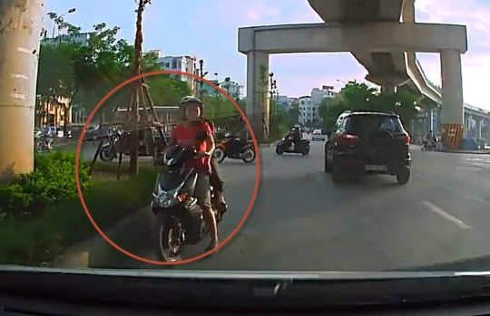 Clip 2 phụ nữ ở Hà Nội phóng xe máy vào đường ngược chiều còn mắng tài xế ô tô