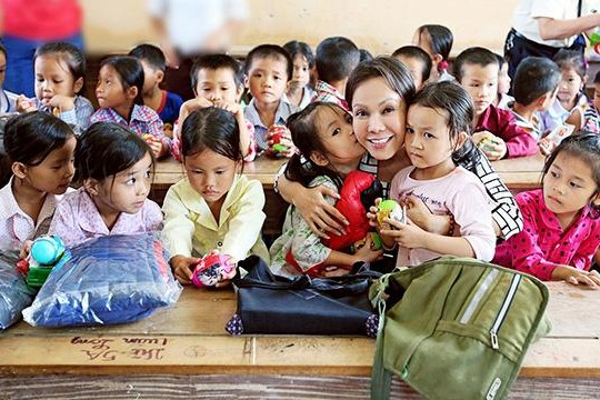 Việt Hương cùng chồng tặng áo ấm cho trẻ em vùng cao 