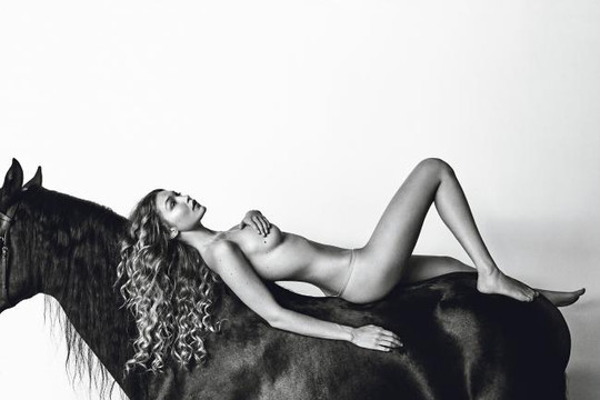 Gigi Hadid khỏa thân táo bạo trên Tạp chí Allure