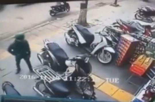 Trộm SH giữa Hà Nội bỏ chạy trối chết vì bị chủ xe phát hiện