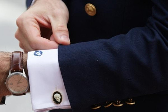 8 quy tắc cài nút áo vest cho quý ông bạn nên biết