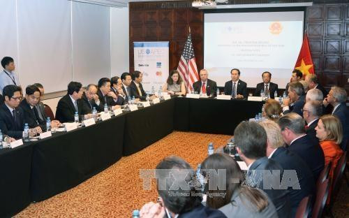 Chủ tịch nước tiếp xúc với Liên minh các doanh nghiệp Hoa Kỳ bên lề APEC