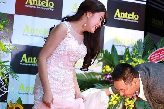 MC Phan Anh lịch sự cúi người nâng váy cho nữ đồng nghiệp
