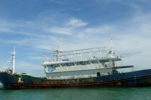 Cận cảnh khi khám xét con 'tàu ma' trôi dạt trên biển Bình Thuận