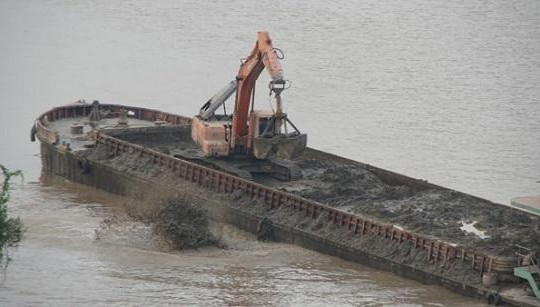 Vụ xả thải xuống sông Hồng: Tạm đình chỉ 3 cán bộ, điều tra sự việc