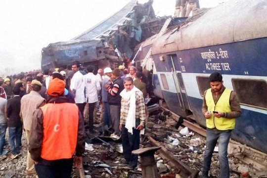Ấn Độ: Clip tàu cao tốc trật bánh, hơn 90 người chết
