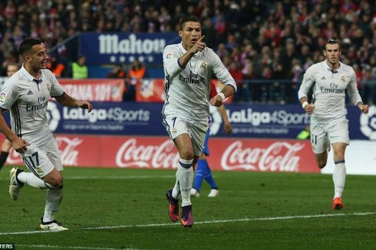 Ronaldo tỏa sáng trận derby, Barca  hơn 2 người vẫn bất lực