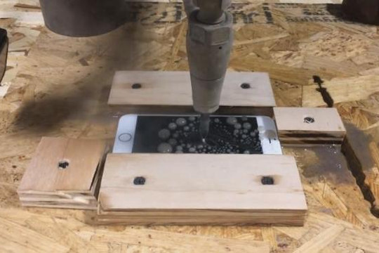 Dùng tia nước cắt iPhone 7 thành hình 'táo khuyết'
