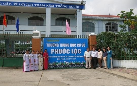 Nhiều học sinh đi cấp cứu vì uống sữa miễn phí trước cổng trường