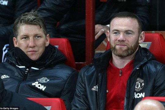 Rooney và Schweinsteiger khoái chí sau khi Mourinho bị trọng tài đuổi khỏi sân