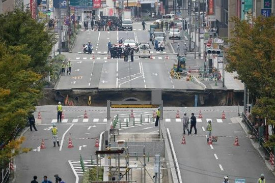 'Hố tử thần' tại Nhật lại sụt lún sau khi vừa được sửa