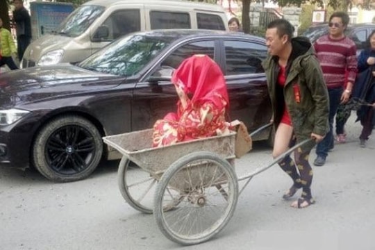 Chú rể mặc quần tất, đi chân đất rước dâu bằng xe phụ hồ