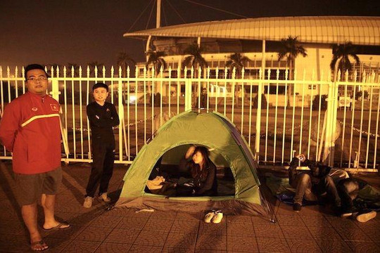 Người hâm mộ mang chăn đến sân Mỹ Đình, co ro trong cái lạnh chờ mua vé trận Việt Nam - Indonesia