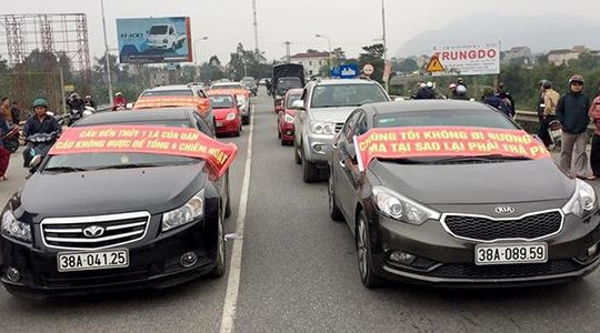 Hàng chục ô tô tập trung ở cầu Bến Thủy 1 phản đối thu phí