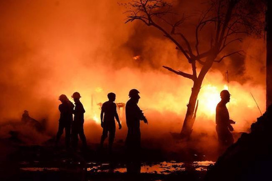 Hà Nội, 2 đám cháy lớn trong đêm thiêu rụi hàng nghìn mét vuông nhà xưởng