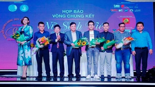Siêu mẫu Võ Hoàng Yến chỉ đạo catwalk vòng chung kết 'Nữ sinh viên Việt Nam duyên dáng 2016'
