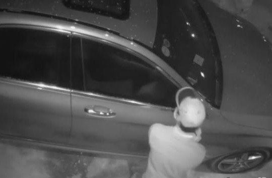 Trộm gồng mình bẻ gương xe Mercedes