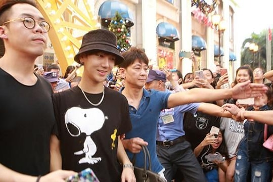 Yesung (Supper Junior) trong vòng vây cuồng nhiệt của fan tại TP.HCM