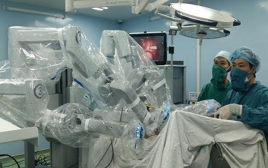   Lần đầu tiên Việt Nam đưa vào sử dụng hệ thống phẫu thuật robot