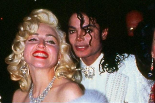 Michael Jackson từng tái mặt khi bị Madonna dụ dỗ bằng 1 nụ hôn