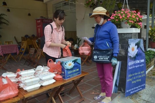 Bạn trẻ Hội An bán cơm thiện nguyện 2.000 đồng 
