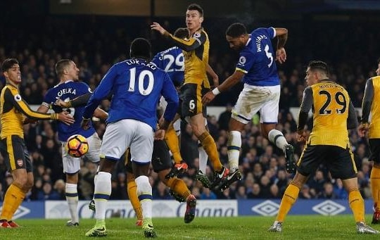 Arsenal mở tỷ số rồi dâng ngôi đầu cho Chelsea