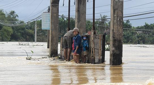 Quảng Nam: Lũ thủy điện về ầm ầm tấn công làng