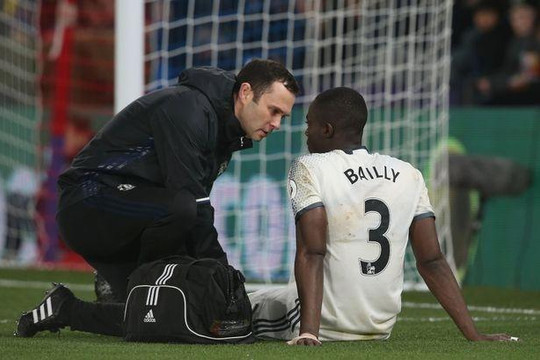 Mourinho tiết lộ về chấn thương của Bailly, fan Man United lo lắng