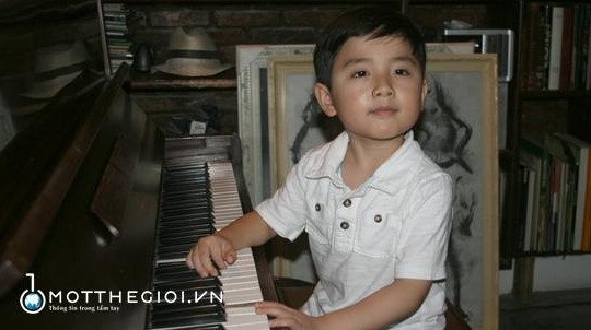 'Thần đồng piano' Evan Le chơi nhạc tại nhà cố nhạc sĩ Trịnh Công Sơn
