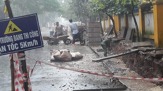 Sở XD Quảng Nam yêu cầu báo cáo vụ đổ bê tông dưới mưa lũ