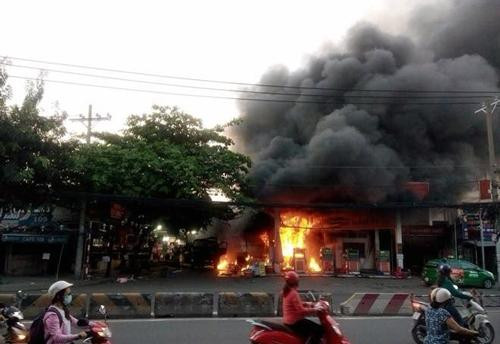 Cháy nổ lớn ở cây xăng tại TP.HCM, hàng chục xe máy bị thiêu rụi