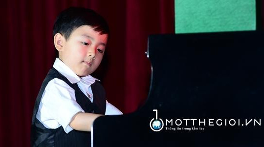 Clip: Xem 'Thần đồng piano' Evan Le lần đầu biểu diễn tại Việt Nam