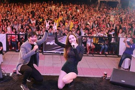 Hồ Ngọc Hà chụp hình selfie tập thể, Chi Dân khiến fan bật khóc 