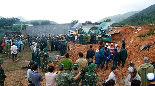 Sạt lở núi ở Khánh Hòa, nhiều ngôi nhà và người dân bị chôn vùi
