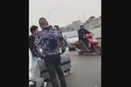 Tài xế taxi quỳ lạy vì bị chặn xe, đánh đập giữa Hà Nội