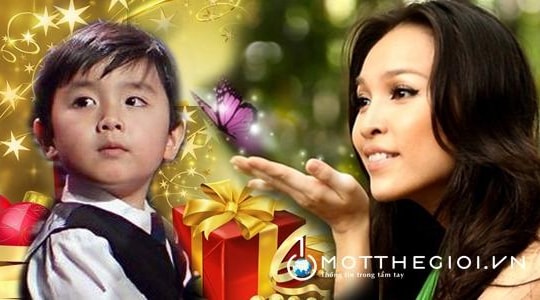 'Thần đồng piano' Evan Le diễn mừng Giáng sinh trên phố đi bộ Nguyễn Huệ