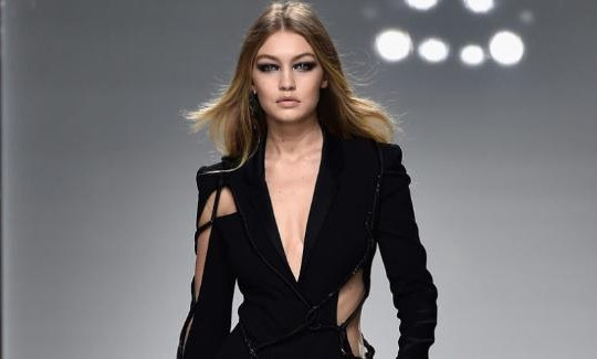 Gigi Hadid khỏa thân trong chiến dịch mới của Versace