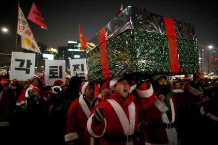 Dân Hàn xuống đường đòi Tổng thống từ chức trong đêm Giáng sinh