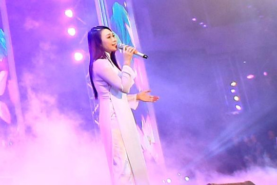 Sau khi hát ở vỉa hè tại Hà Nội, Mỹ Tâm được 4.000 khán giả Phú Quốc đón chào 
