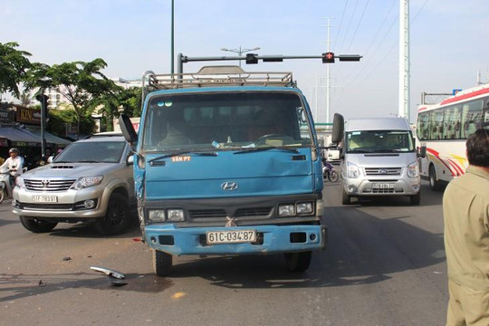 TP.HCM: Va chạm liên hoàn trên đại lộ Phạm Văn Đồng