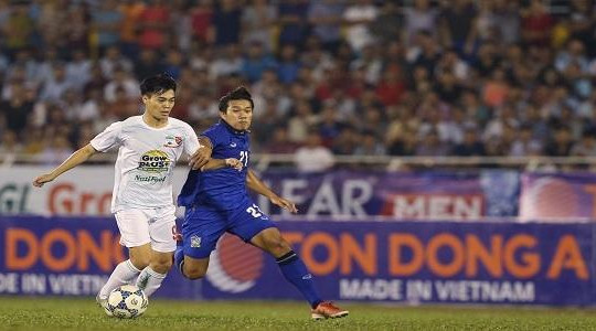Tôn Đông Á đưa người hâm mộ thoả niềm đam mê bóng đá