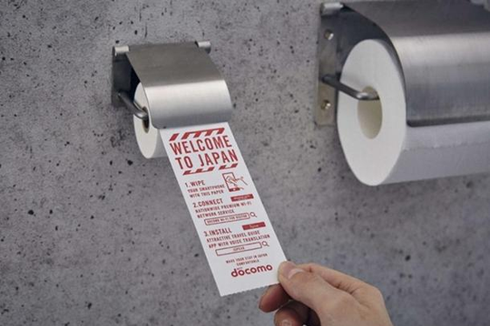 Nhật Bản làm giấy vệ sinh cho điện thoại di động