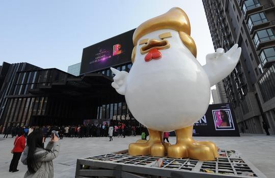 Người Trung Quốc dùng tượng 'ông Trump' đón Tết
