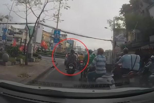 Nhóm cướp dàn cảnh đụng xe giật túi xách táo bạo ở Sài Gòn